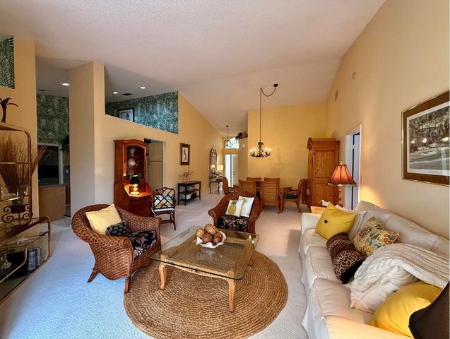 10148 Aspen Way, Palm Beach Gardens, FL 33410