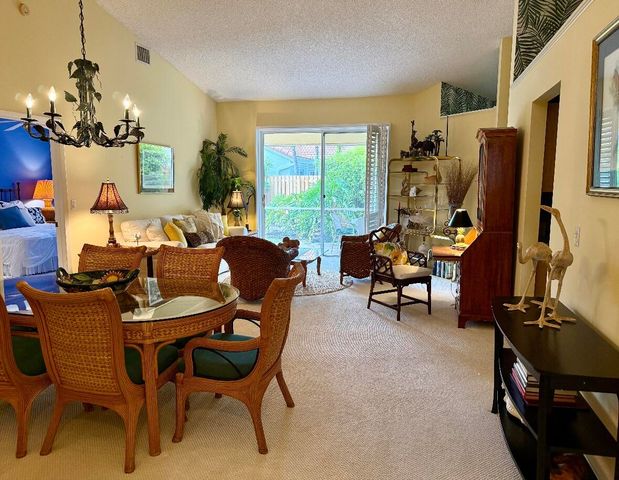 10148 Aspen Way, Palm Beach Gardens, FL 33410