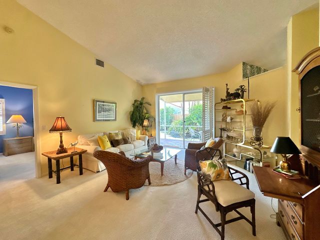 10148 Aspen Way, Palm Beach Gardens, FL 33410