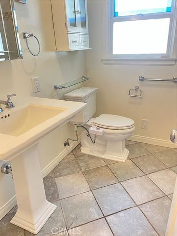 147 W Las Flores, Altadena, CA 91001