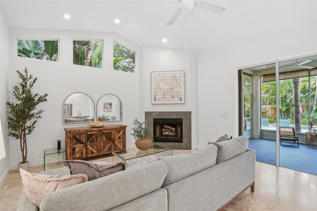 812 LIVE OAK TERRACE NE, St Petersburg, FL 33703