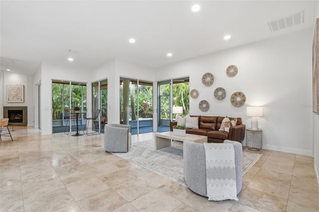 812 LIVE OAK TERRACE NE, St Petersburg, FL 33703