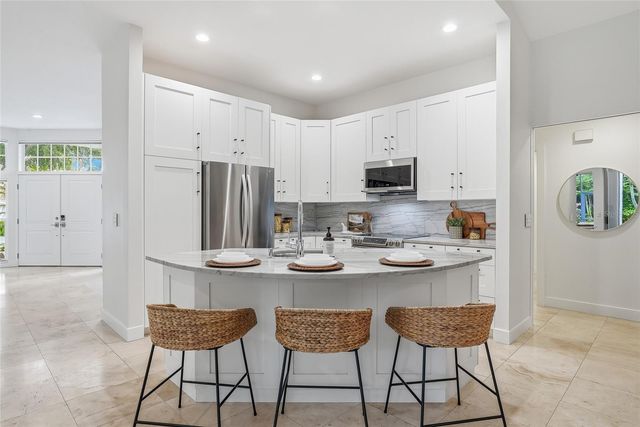 812 LIVE OAK TERRACE NE, St Petersburg, FL 33703