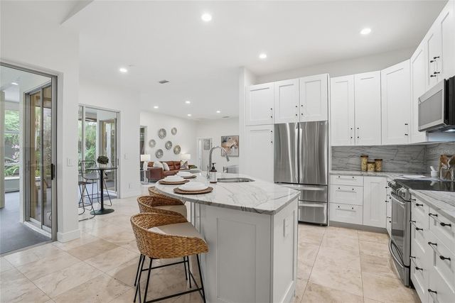 812 LIVE OAK TERRACE NE, St Petersburg, FL 33703