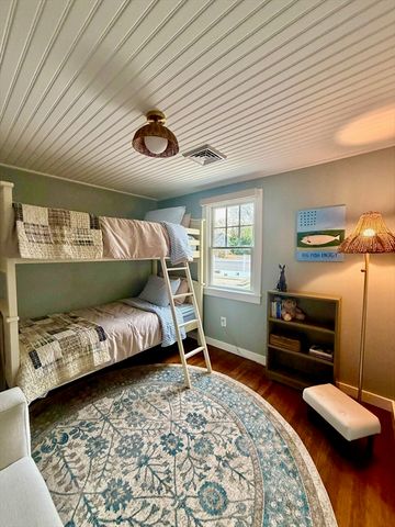 22 Presidents Rd, Bourne, MA 02532