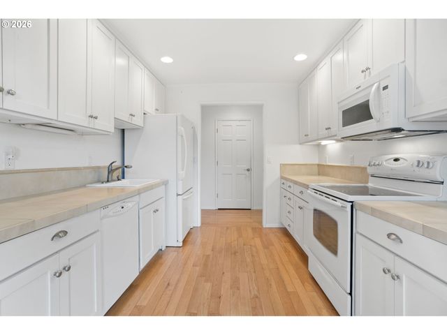 3653 Sw 52ND Pl, Portland, OR 97221