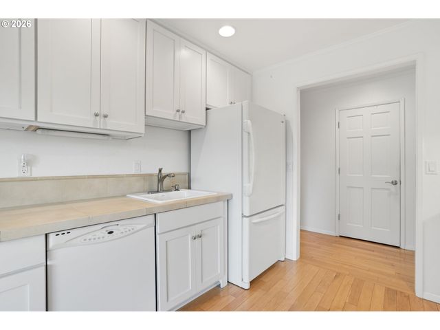 3653 Sw 52ND Pl, Portland, OR 97221