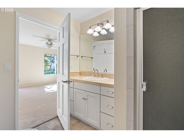 3653 Sw 52ND Pl, Portland, OR 97221