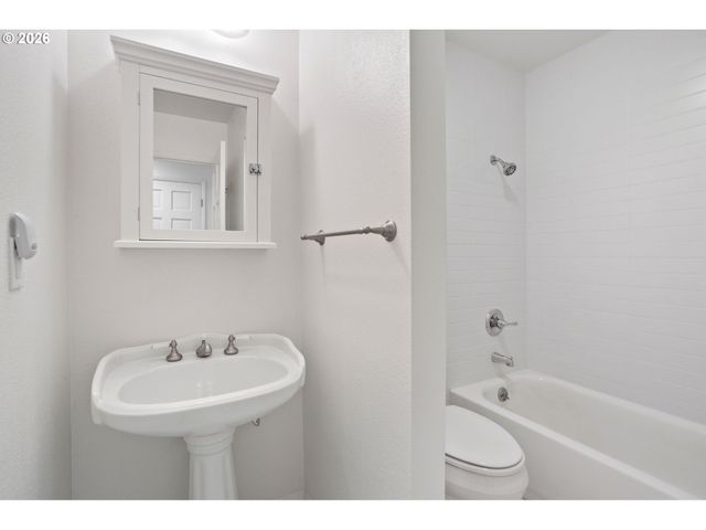 3653 Sw 52ND Pl, Portland, OR 97221