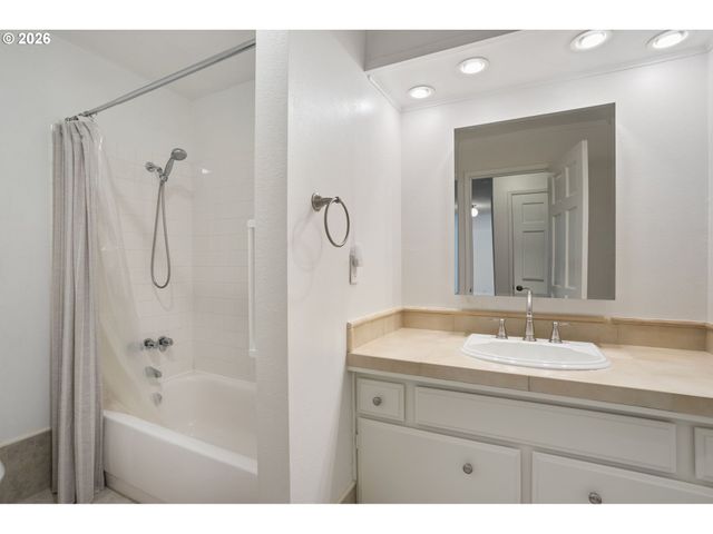 3653 Sw 52ND Pl, Portland, OR 97221