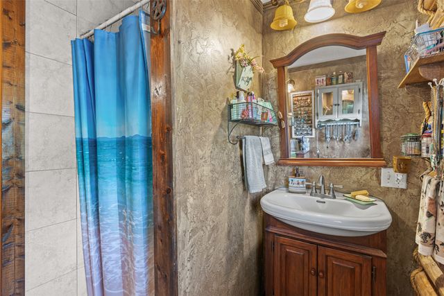 901 County Road 3925, Wolfe City, TX 75496