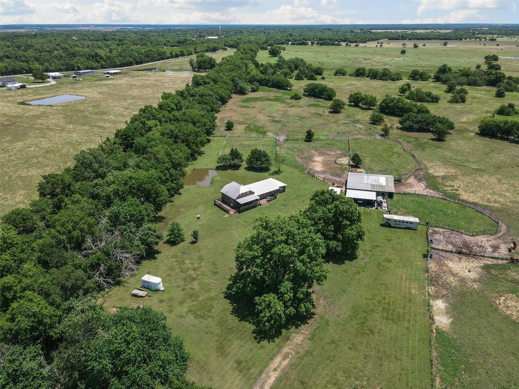 901 County Road 3925, Wolfe City, TX 75496
