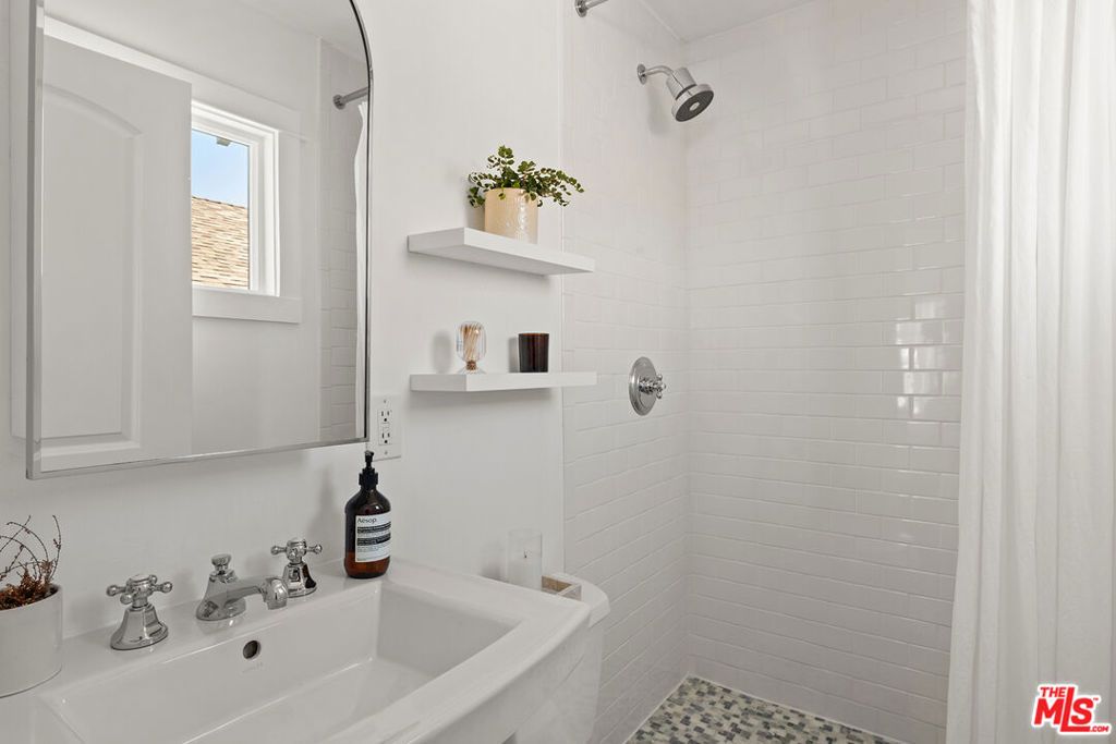 Image 16 of property listing at 1012 Dexter Street, Los Angeles, CA 90042
