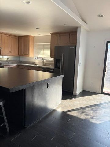 725 N Silvervale Drive, Visalia, CA 93292