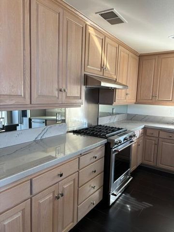 725 N Silvervale Drive, Visalia, CA 93292