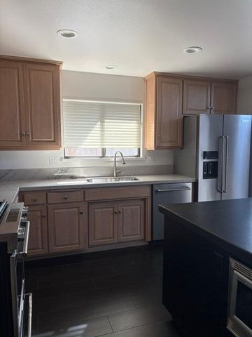 725 N Silvervale Drive, Visalia, CA 93292