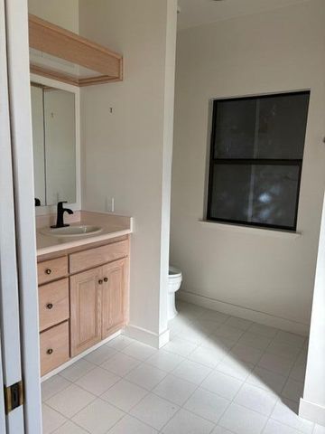 725 N Silvervale Drive, Visalia, CA 93292