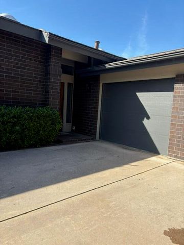 725 N Silvervale Drive, Visalia, CA 93292