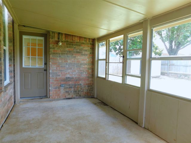 326 Ashley Oak Lane, Lake Dallas, TX 75065