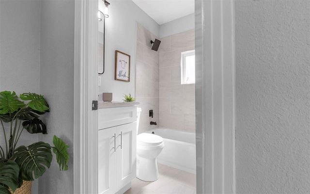 1915 E POWHATAN AVENUE, Tampa, FL 33610