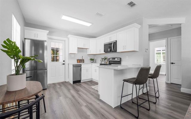 1915 E POWHATAN AVENUE, Tampa, FL 33610