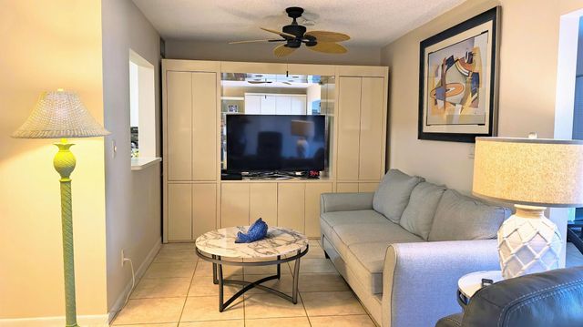 3178 Via Poinciana 102, Lake Worth, FL 33467