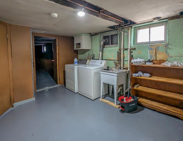 5925 W Lloyd STREET, Milwaukee, WI 53208