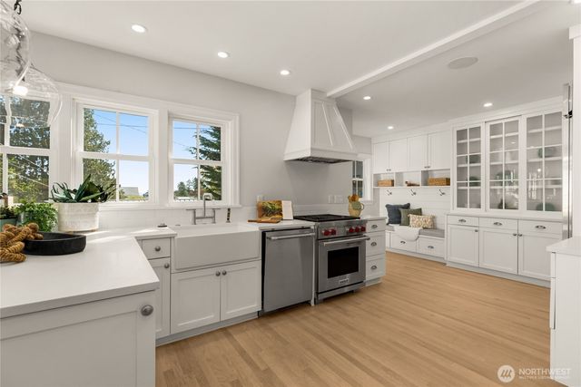 2200 41st Ave SW, Seattle, WA 98116