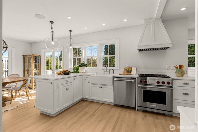 2200 41st Ave SW, Seattle, WA 98116