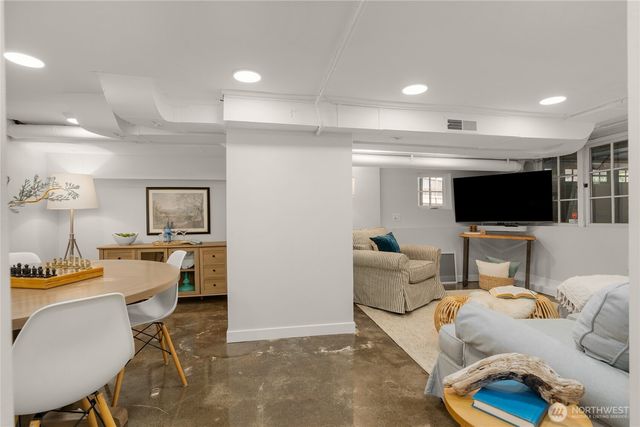 2200 41st Ave SW, Seattle, WA 98116