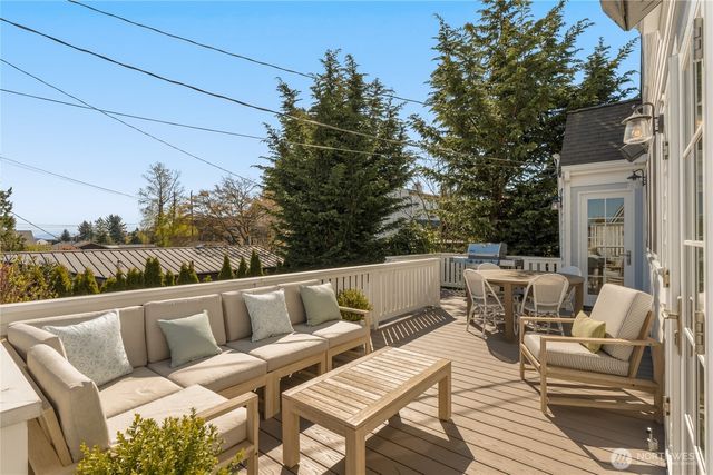 2200 41st Ave SW, Seattle, WA 98116