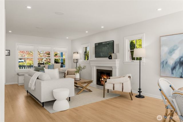 2200 41st Ave SW, Seattle, WA 98116