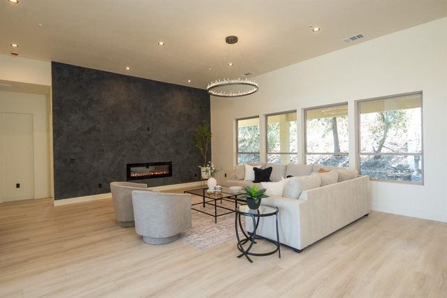 10318 Fox Borough Dr, Oakdale, CA 95361