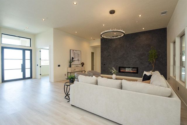 10318 Fox Borough Dr, Oakdale, CA 95361