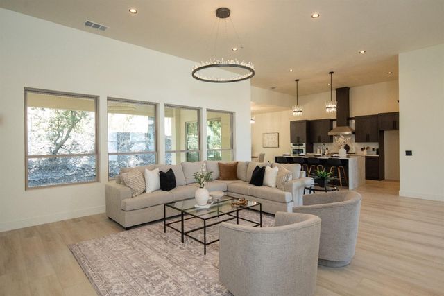 10318 Fox Borough Dr, Oakdale, CA 95361