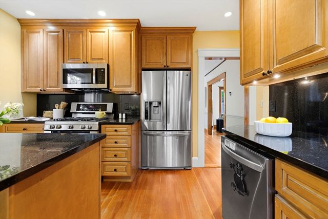 15 Ellis St, Woburn, MA 01801