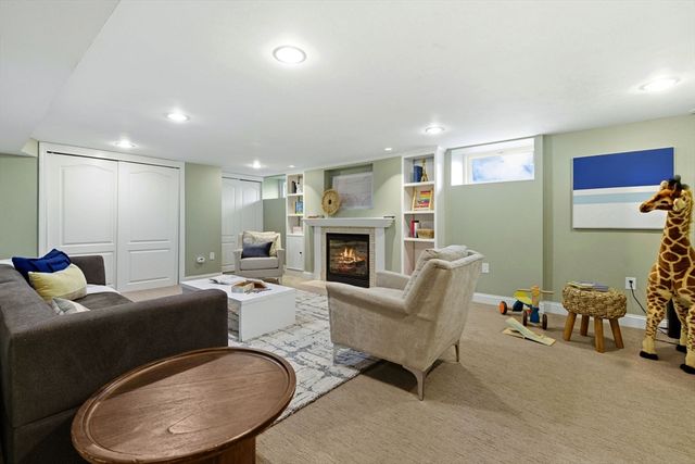 15 Ellis St, Woburn, MA 01801