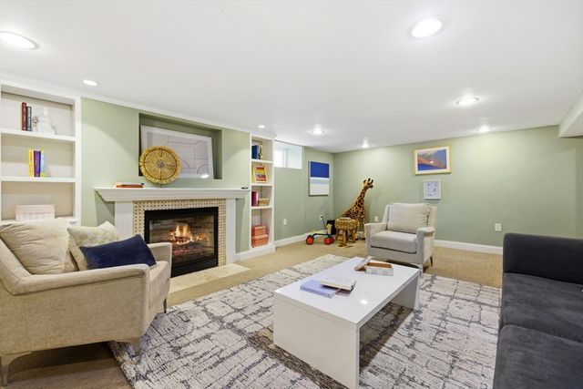 15 Ellis St, Woburn, MA 01801