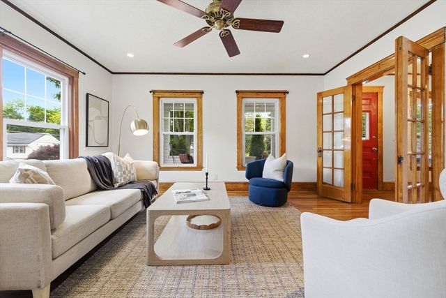 15 Ellis St, Woburn, MA 01801