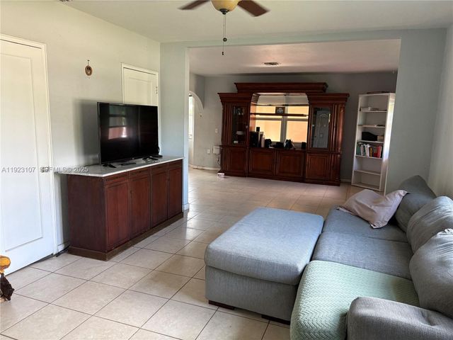 2812 Wiley St, Hollywood, FL 33020