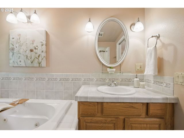 15960 Sw ROSHAK Rd, Portland, OR 97224