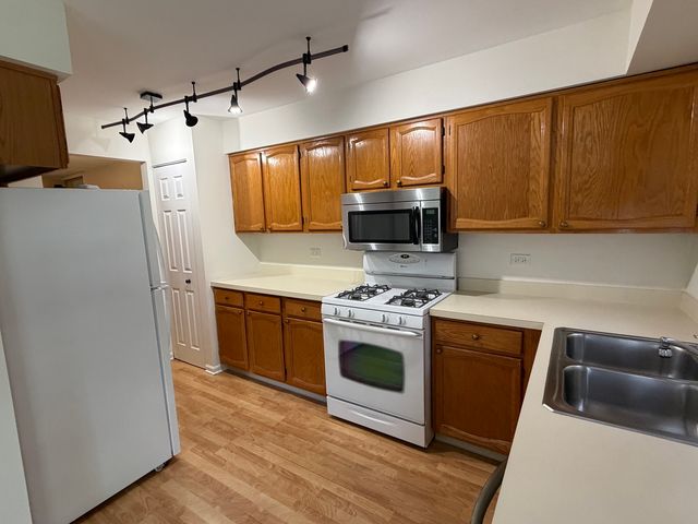 986 West Court A, Naperville, IL 60563