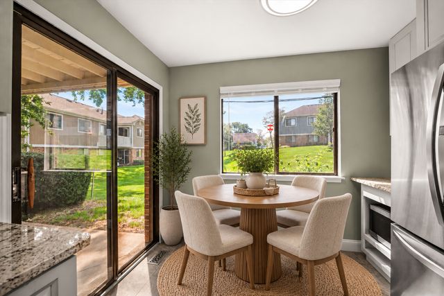 1547 7 Pines Road D-1, Schaumburg, IL 60193
