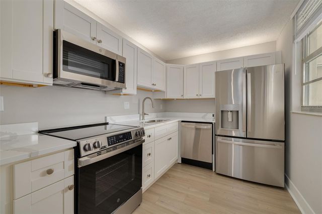 7425 BAY ISLAND DRIVE S 107, St Petersburg, FL 33707