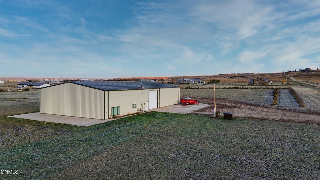 13303 49th Lane NW, Williston, ND 58801 photo 2