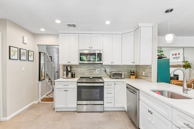 3 Walnut Place, Huntington, NY 11743