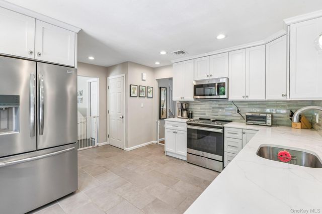 3 Walnut Place, Huntington, NY 11743