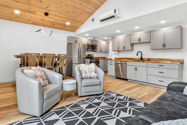 9 Beaver Pond Lane, Jamaica, VT 05343