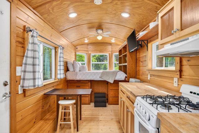 9 Beaver Pond Lane, Jamaica, VT 05343