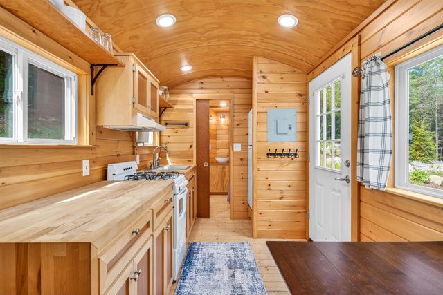 9 Beaver Pond Lane, Jamaica, VT 05343